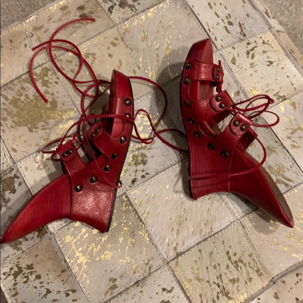 SHOES - Picture 2 of 5